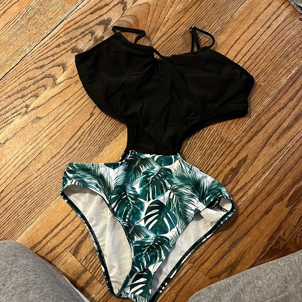 Bathing suit, black green and white, green leaf’s black top. One piece